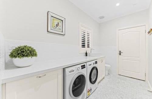 Narre Warren South House | Berwick Springs Lake side Rose Cottage