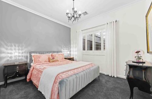 Narre Warren South House | Berwick Springs Lake side Rose Cottage
