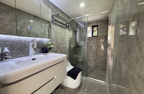 Daisy Hill Apartment | Beryl 1bd studio@Daisy Hill-minutes to M1 highway
