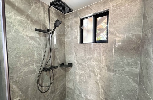 Daisy Hill Apartment | Beryl 1bd studio@Daisy Hill-minutes to M1 highway