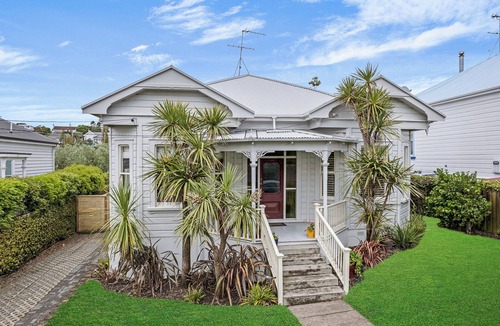 Devonport House | Bespoke Stays - Charming Villa in Devonport