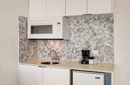 Flamingo/Lummus Condo | Best Beach Location | Wi-Fi, TV & Amenities