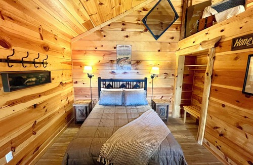 Mountain View Cabin | Best Catch #49 Cabin in town, walking distance to the courthouse square.