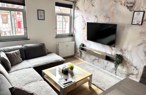 Nidderau Apartment | Best Central Apartment - am Marktplatz - Up to 5 - Next to Frankfurt and Hanau - Coffee and Snacks - Netflix, Prime, Disney