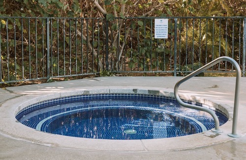 Wailua Hotel | Best Choice! Unit with Kitchen, Outdoor Pool, Free Parking Onsite!