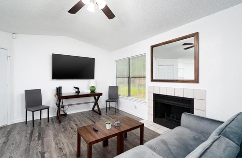 West San Antonio House | Best Deal In SA! Entire House Riverwalk- San Antonio Attractions