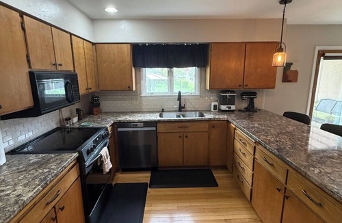 Oshkosh House | Best EAA Location – Walk to AirVenture from This 4BR Home