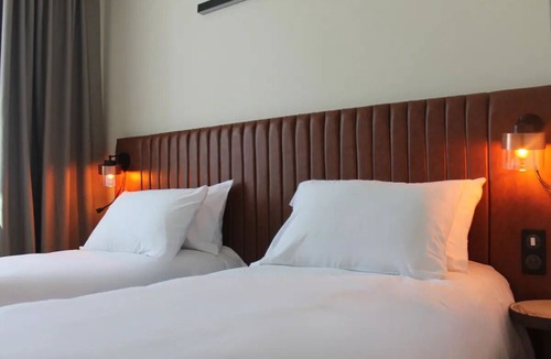 Signes Hotel | Best Family Stay for Adventure Seekers - Close to Amusement Parks | 4 Units
