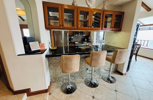Avalon Villa | Best Hamilton Cove Views, remodeled Villa w. Golf Cart