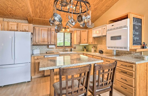 Valley Creek Run Cottage | Best Location - Maggie Valley Cabin w/Hot Tub!
