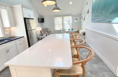 Chatham House | BEST OF ALL WORLDS! Beach, Lake, Town, Bike, and Comfort.