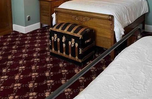 Daniels Hill Apartment | Best of My Love | CA King Size Bed+ | Sleeps 2-4