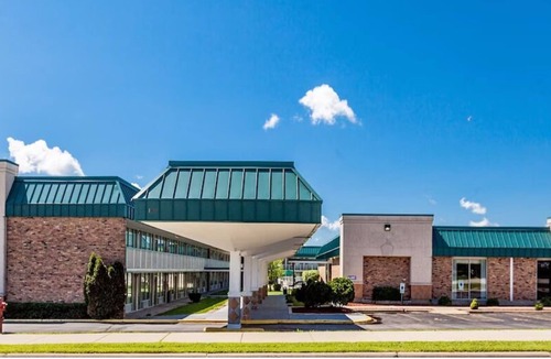 DeKalb House | Best Pick! Pet-friendly Unit, with Free Parking, Seasonal Outdoor Pool!