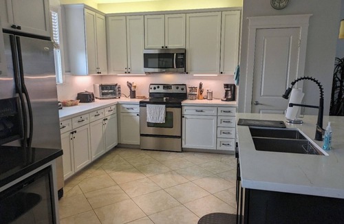 Galveston Cottage | Best price, best location: 3 minute walk to the beach: Inquire now.