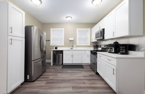 Hartford House | Best Private Group Stay - Sleep 16+ 3 Levels with 3 Baths 2 Kitchens