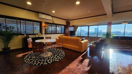 Talat Noi Apartment | Best River view, Retro vibe studio apartment - Bangkok Old Town