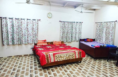 Vrindavan Bed & Breakfast | Best rooms available near Bihari ji temple vrindavan