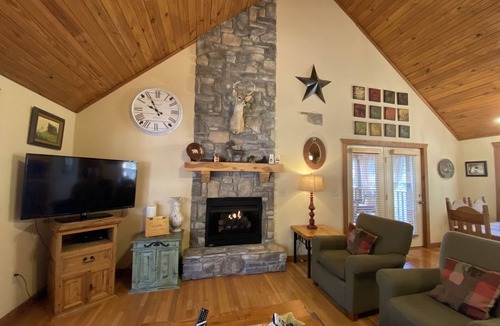 Branson West Cabin | Best Rustic Cabin Retreat in StoneBridge! Experienced host, BBQ area, SDC, A+