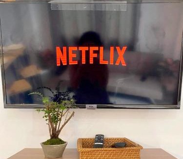 Suba Basbas Apartment | Best studio flat w/NETFLIX near airport and beach!