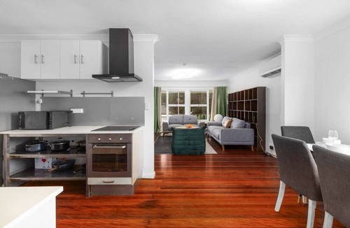 Nathan House | Best Value 4Beds Home Near Shops, Cafes & Forest