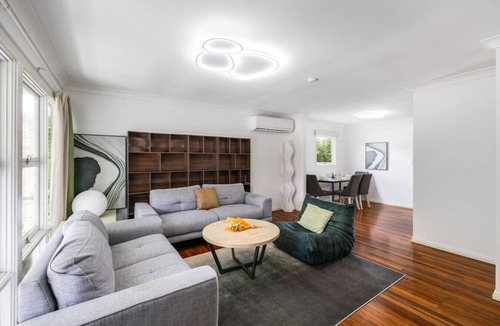 Nathan House | Best Value 4Beds Home Near Shops, Cafes & Forest