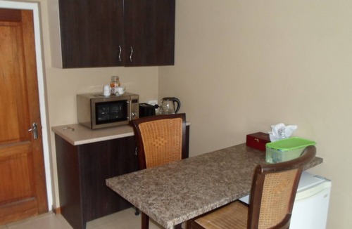 Welgemoed House | Best Value- Large Modern Studio in Upmarket Area with Guest Services