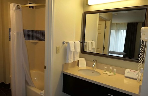 Vancouver Hotel | Best Value, Quality Stay! Near Raymond E. Shaffer Park, Free Breakfast, Pool!