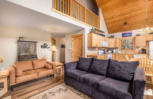 Estes Park Apartment | Best views! Deck, fireplace, BBQ, shared hot tub!
