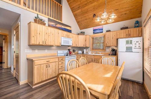 Estes Park Apartment | Best views! Deck, fireplace, BBQ, shared hot tub!