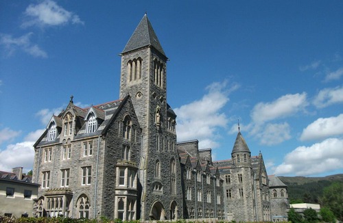 Fort Augustus Apartment | Best views of Loch Ness - Historic Abbey - Short-break and Last Minute Discounts