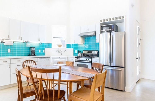 Holly House | Best Walkable East Side DT Modern 5BR Home Stay