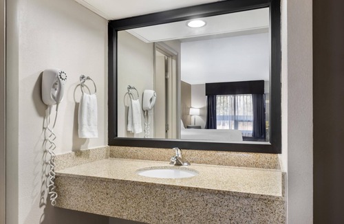 Utica Hotel | Best Western Gateway Adirondack Inn