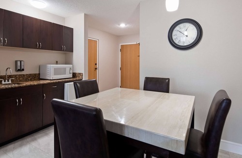 Venice Hotel | Best Western Plus Ambassador Suites Venice
