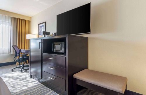The Bowl of Edmonds Hotel | Best Western Plus Edmonds Harbor Inn