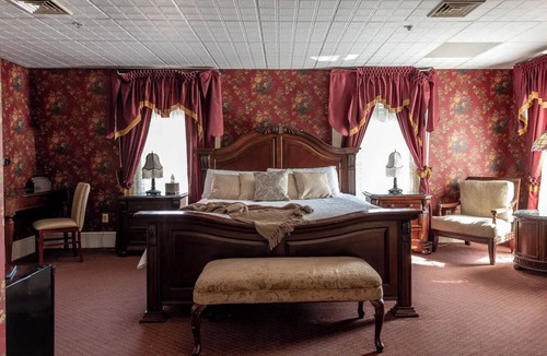 Geneseo Bed & Breakfast | Bethia Room - Big Tree Inn - In-Room Jacuzzi