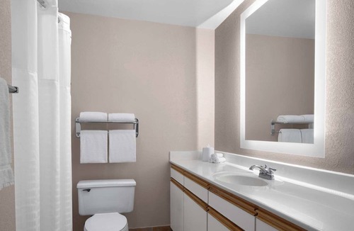 East Lake Hills Hotel | Better Choice for your Vacation! 4 Family Suites w/Free Breakfast and Parking