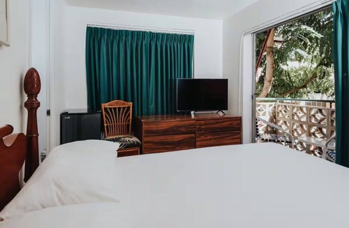 Waikiki Hotel | Better Choice for your Vacation! Kitchenette, Outdoor Pool, Short Walk to Beach