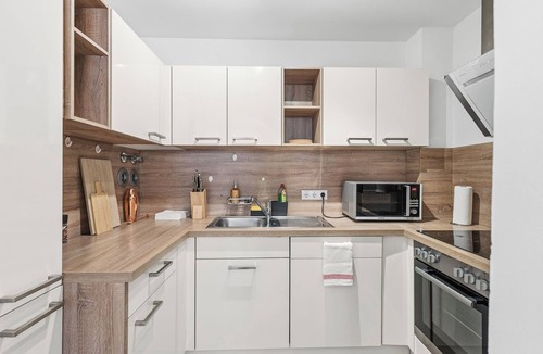 Straubing Apartment | BetterStay Central Apartment in Straubing for 6 People I 97m² I KitchenI Netflix