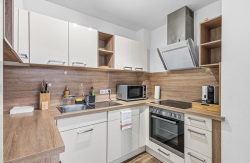 Straubing Apartment | BetterStay Central Apartment in Straubing for 6 People I 97m² I KitchenI Netflix