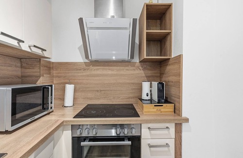 Straubing Apartment | BetterStay Central Apartment in Straubing for 6 People I 97m² I KitchenI Netflix