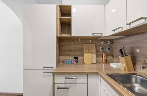 Straubing Apartment | BetterStay Central Apartment in Straubing for 6 People I 97m² I KitchenI Netflix