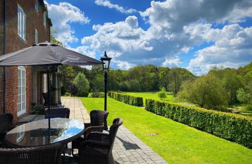 Bettws Cedewain House | Bettws Hall Accommodation