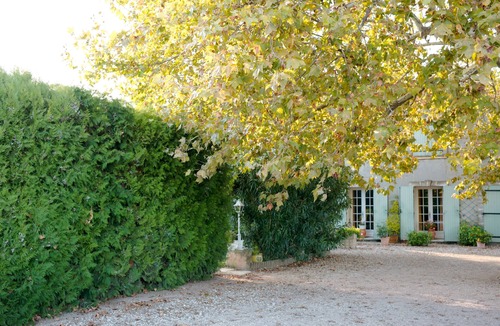 Saint-Martin-de-Crau Apartment | Between Camargue and Alpilles, part of an air-conditioned farmhouse with swimming pool