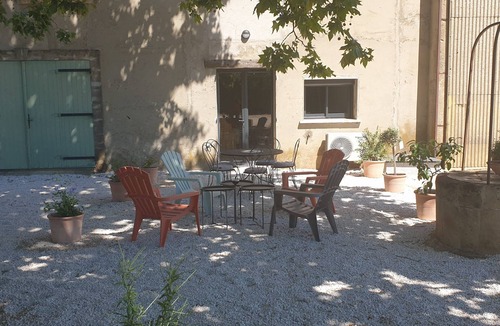 Saint-Martin-de-Crau Apartment | Between Camargue and Alpilles, part of an air-conditioned farmhouse with swimming pool