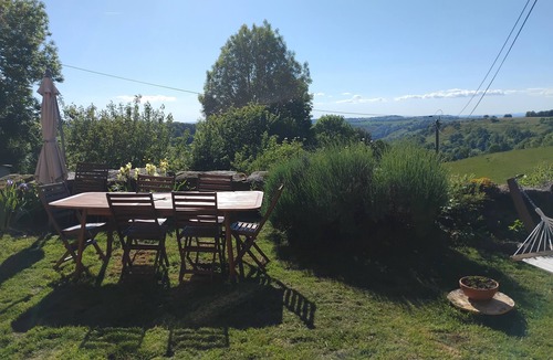 Saint-Martin-Valmeroux Cottage | Between stone and wood - cosy 1809 gîte - up to 10p - nature and views