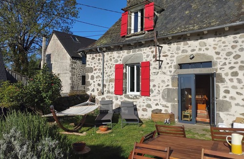 Saint-Martin-Valmeroux Cottage | Between stone and wood - cosy 1809 gîte - up to 10p - nature and views