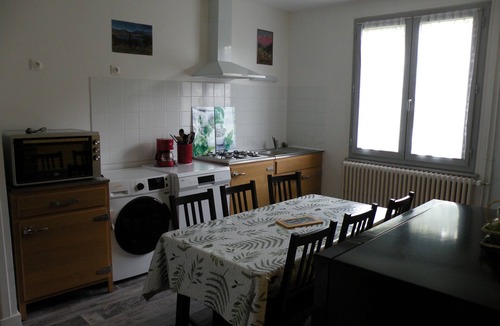 Orcival Apartment | Between Sancy and Volcans d'Auvergne. Orcival, Resources and Energy. 5 people.