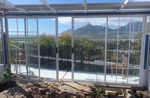 Capri House | Between Two Oceans Terrific 2-bedroom nature reserve home in Cape Town
