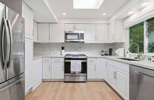 Beverly Glen House | Beverly Hills 2BR Villa | Pool & Views | C&C