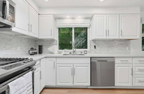Beverly Glen House | Beverly Hills 2BR Villa | Pool & Views | C&C